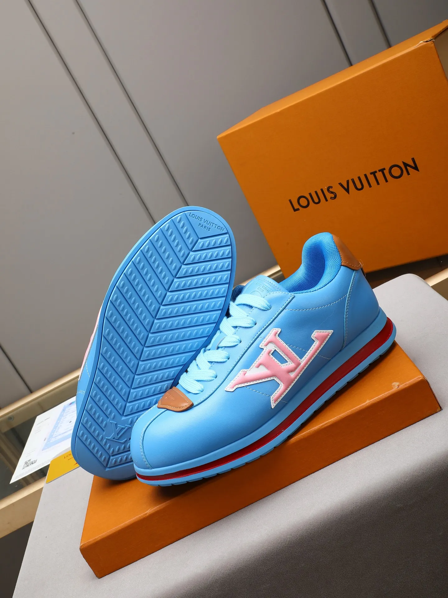 PP560 LV Louis Vuitton L Jialu Brand Runner Tatic Series Thick-soled Casual Sports Shoes Running Shoes Original purchase, development and production This LV Runner Tatic sports shoe combines technical materials such as mesh fabric and ribbons to interpret the inspiration of traditional mountaineering shoes. LV letters are written on one side, the lariat buckle of the quick lacing system is embellished with Monogram flowers and Louis Vuitton logos, and the light and wear-resistant rubber outsole completes the whole. ▪️Fabric: Original imported cowhide + mesh ▪️Inner lining: Original customized breathable mesh ▪️Sole: Original open-molded anti-slip rubber combination material ▪️Size: Men's 38-44 (customized for 45 and 46)
